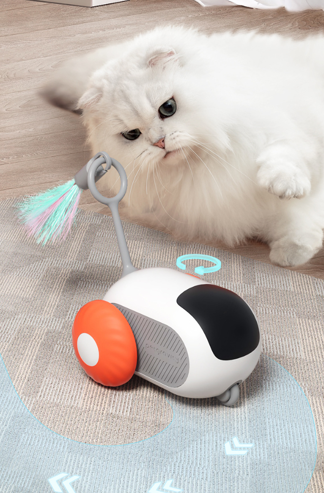 Carro brinquedo interativo com pena em movimento, a entreter um gato em casa